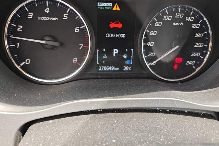 Used Mitsubishi Outlander 2016 2.4L 4x4 Luxury Edition 7-Seater Odometer Close Up