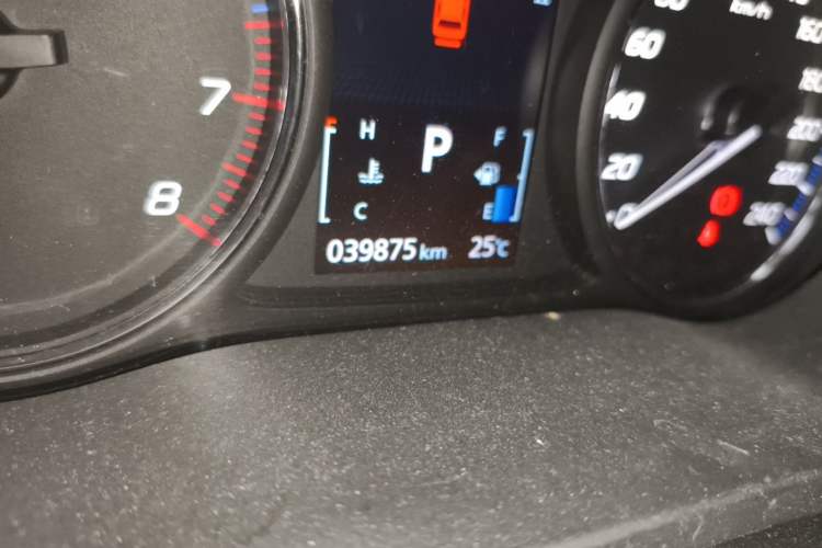 Used Mitsubishi Outlander 2016 2.4L 4x4 Elite Edition 5 Seats Odometer Close Up