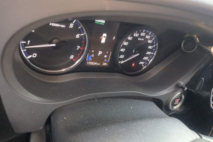 Used Mitsubishi Outlander 2016 2.4L 4x4 Elite Edition 5 Seats Odometer Close Up