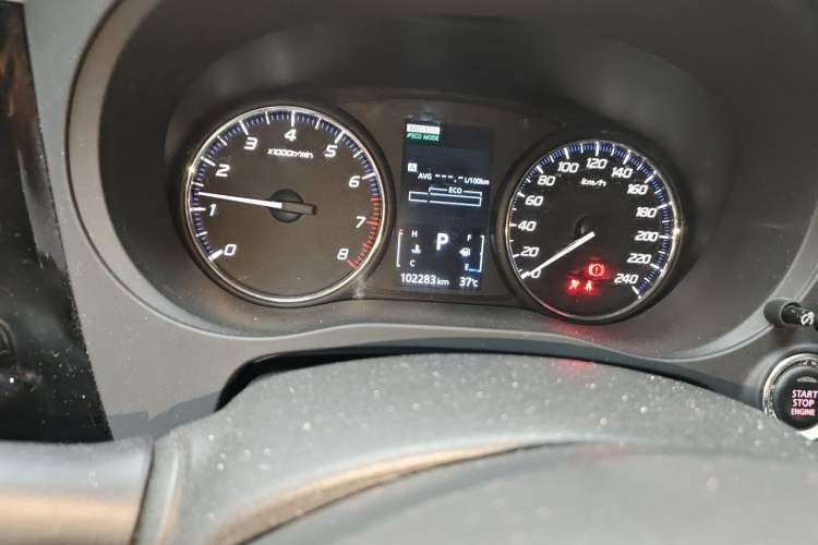 Used Mitsubishi Outlander 2016 2.4L 4x4 Luxury Edition 7-Seater Odometer Close Up