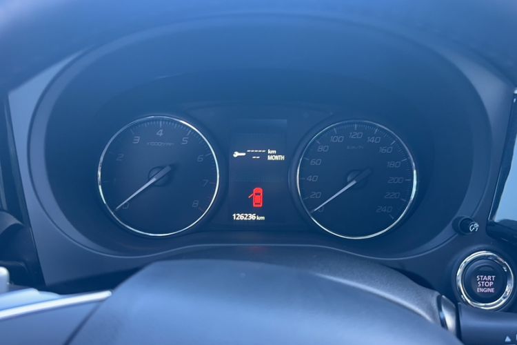 Used Mitsubishi Outlander 2016 2.4L 4x4 Elite Edition 7-Seater Odometer Close Up