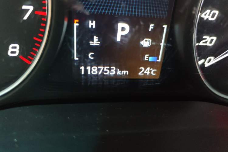 Used Mitsubishi Outlander 2016 2.4L 4x4 Luxury Edition 7-Seater Odometer Close Up