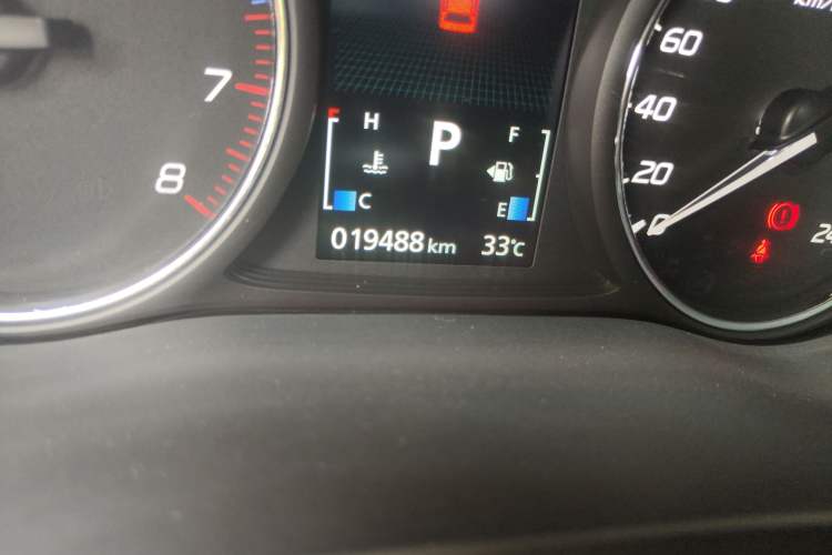 Used Mitsubishi Outlander 2016 2.4L 4x4 Elite Edition 5 Seats Odometer Close Up