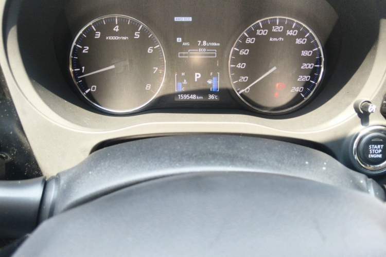 Used Mitsubishi Outlander 2016 2.4L 4x4 Luxury Edition 7-Seater Odometer Close Up