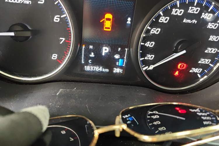 Used Mitsubishi Outlander 2016 2.4L 4x4 Elite Edition 5 Seats Odometer Close Up