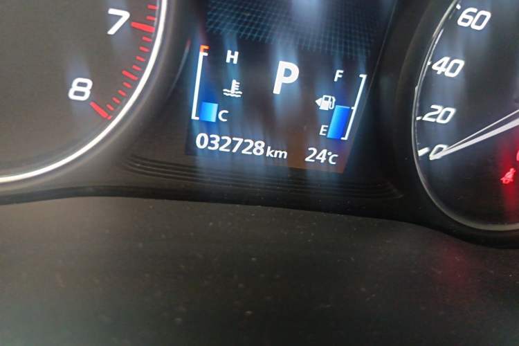 Used Mitsubishi Outlander 2016 2.4L 4x4 Elite Edition 5 Seats Odometer Close Up