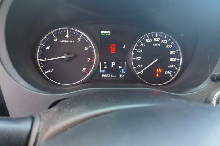 Used Mitsubishi Outlander 2016 2.4L 4x4 Luxury Edition 7-Seater Odometer Close Up