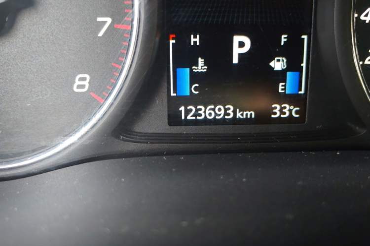 Used Mitsubishi Outlander 2016 2.4L 4x4 Luxury Edition 7-Seater Odometer Close Up