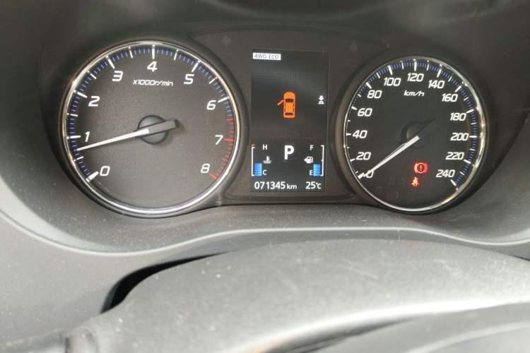 Used Mitsubishi Outlander 2016 2.4L 4x4 Elite Edition 5 Seats Odometer Close Up