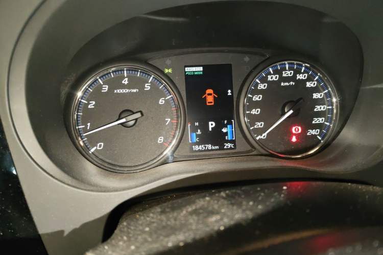 Used Mitsubishi Outlander 2016 2.4L 4x4 Luxury Edition 7-Seater Odometer Close Up