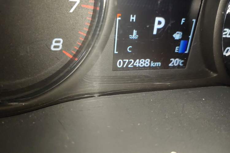 Used Mitsubishi Outlander 2016 2.4L 4x4 Elite Edition 7-Seater Odometer Close Up