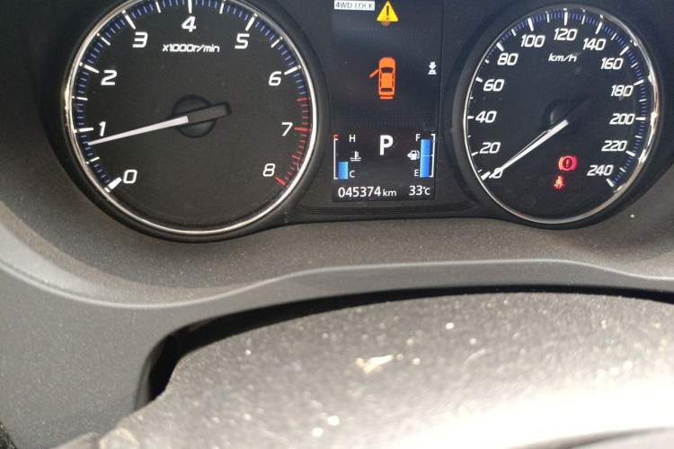 Used Mitsubishi Outlander 2016 2.4L 4x4 Luxury Edition 7-Seater Odometer Close Up