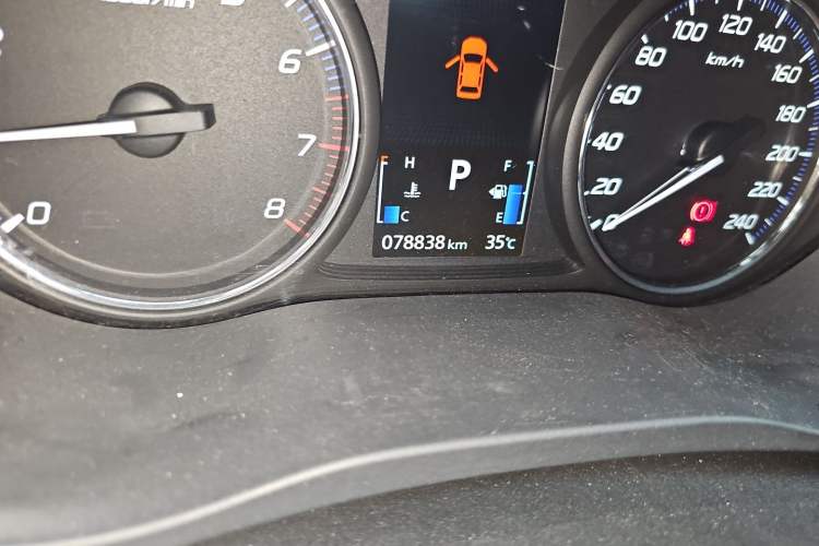 Used Mitsubishi Outlander 2016 2.4L 4x4 Elite Edition 5 Seats Odometer Close Up