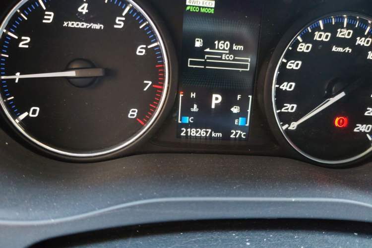 Used Mitsubishi Outlander 2016 2.4L 4x4 Elite Edition 5 Seats Odometer Close Up