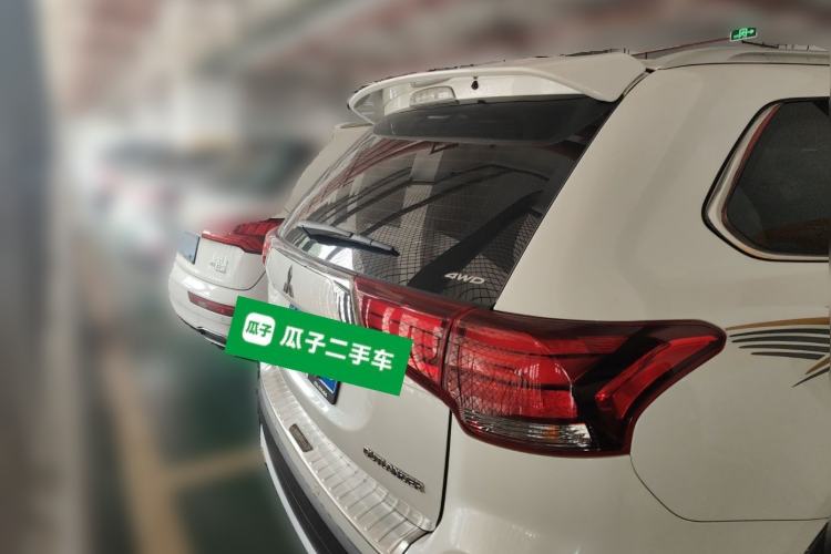 Used Mitsubishi Outlander 2016 2.4L 4x4 Luxury Edition 7-Seater Rear