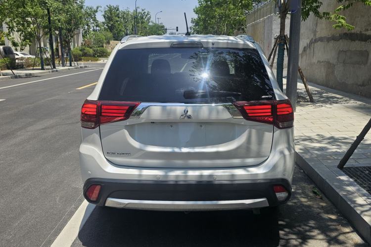 Used Mitsubishi Outlander 2016 2.4L 4x4 Elite Edition 7-Seater Rear