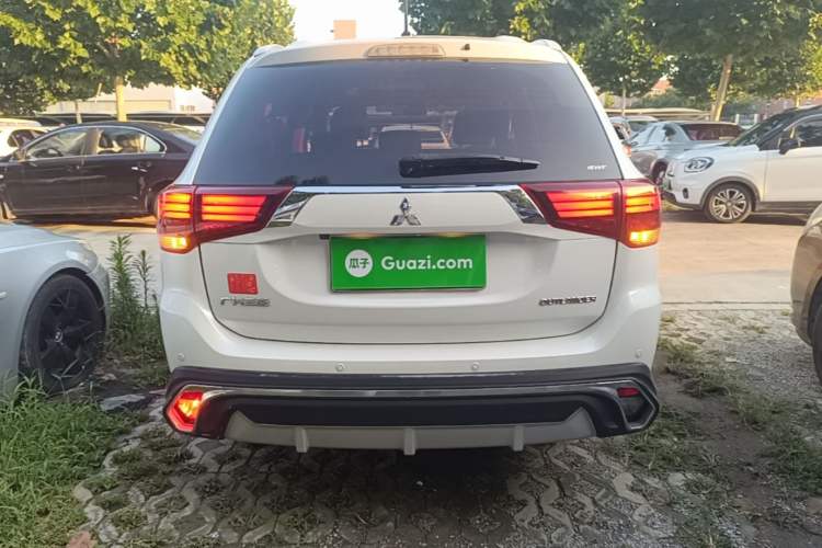 Used Mitsubishi Outlander 2016 2.4L 4x4 Luxury Edition 7-Seater Rear