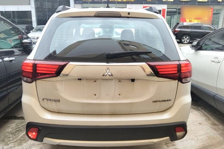 Used Mitsubishi Outlander 2016 2.0L Two-Wheel Drive Fashion Edition 5 Seats Rear