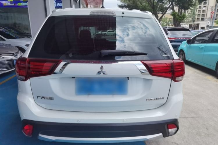 Used Mitsubishi Outlander 2016 2.4L 4x4 Luxury Edition 7-Seater Rear
