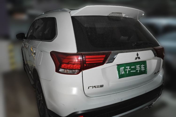 Used Mitsubishi Outlander 2016 2.4L 4x4 Luxury Edition 7-Seater Rear Left 45 Deg