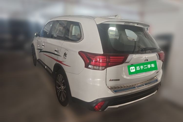 Used Mitsubishi Outlander 2016 2.4L 4x4 Luxury Edition 7-Seater Rear Left 45 Deg