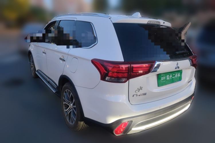 Used Mitsubishi Outlander 2016 2.4L 4x4 Luxury Edition 7-Seater Rear Left 45 Deg