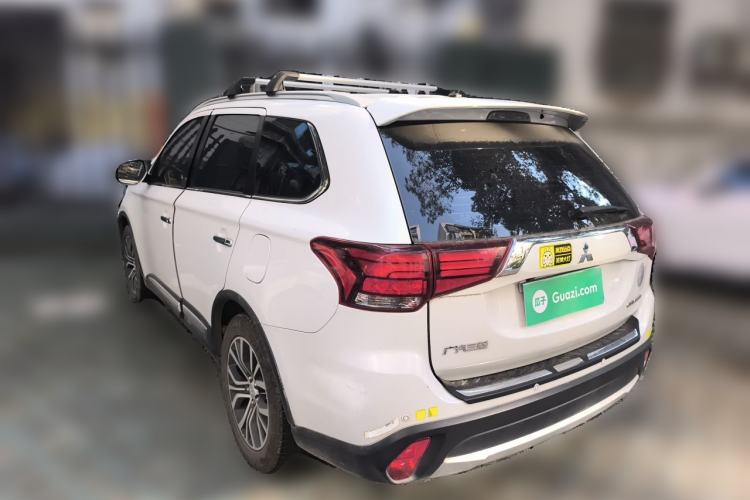 Used Mitsubishi Outlander 2016 2.4L 4x4 Luxury Edition 7-Seater Rear Left 45 Deg