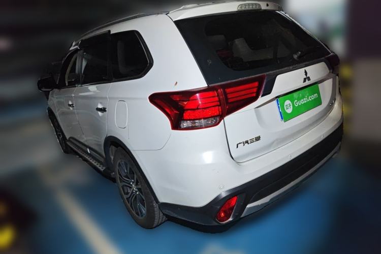 Used Mitsubishi Outlander 2016 2.4L 4x4 Luxury Edition 7-Seater Rear Left 45 Deg