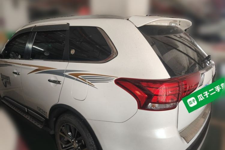 Used Mitsubishi Outlander 2016 2.4L 4x4 Luxury Edition 7-Seater Rear Left 45 Deg