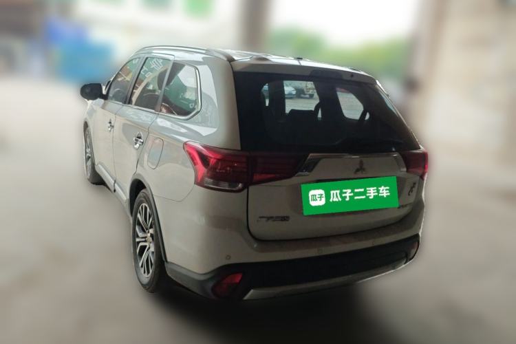 Used Mitsubishi Outlander 2016 2.4L 4x4 Luxury Edition 7-Seater Rear Left 45 Deg