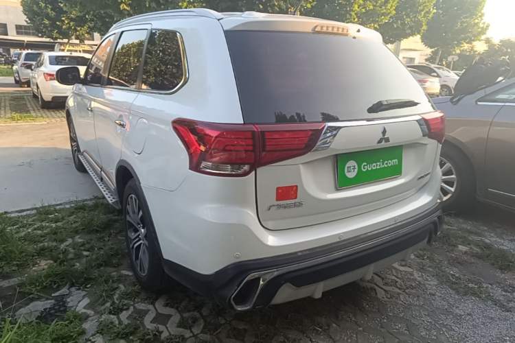 Used Mitsubishi Outlander 2016 2.4L 4x4 Luxury Edition 7-Seater Rear Left 45 Deg
