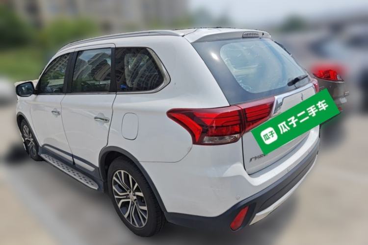 Used Mitsubishi Outlander 2016 2.4L 4x4 Luxury Edition 7-Seater Rear Left 45 Deg