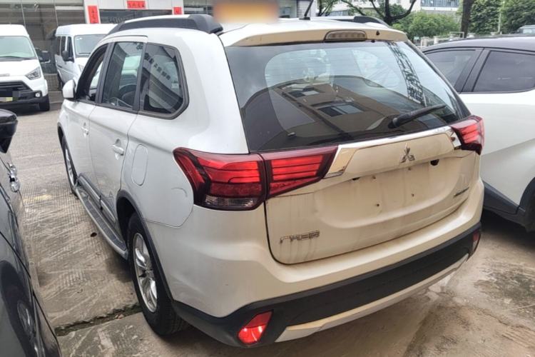 Used Mitsubishi Outlander 2016 2.0L Two-Wheel Drive Fashion Edition 5 Seats Rear Left 45 Deg