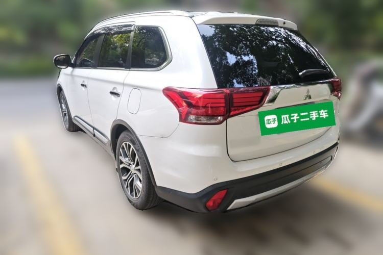 Used Mitsubishi Outlander 2016 2.4L 4x4 Elite Edition 7-Seater Rear Left 45 Deg