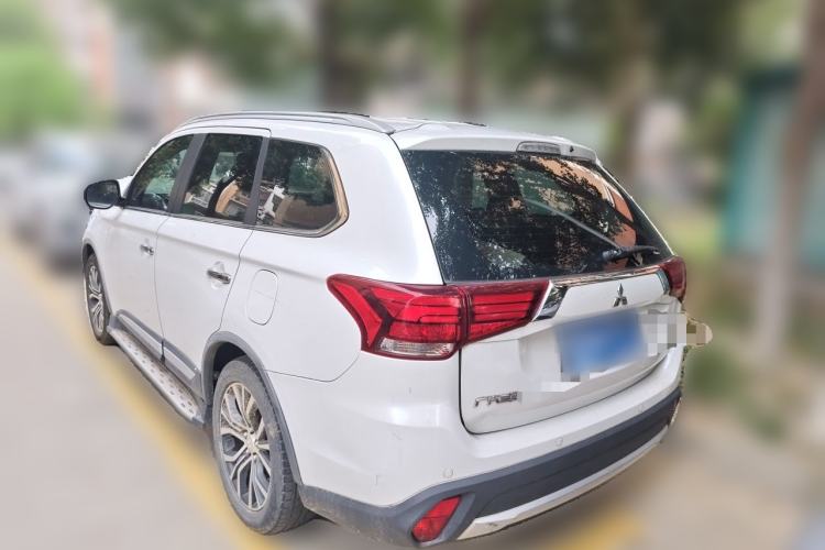 Used Mitsubishi Outlander 2016 2.4L 4x4 Luxury Edition 7-Seater Rear Left 45 Deg