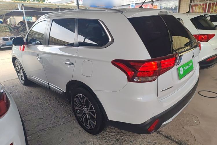Used Mitsubishi Outlander 2016 2.4L 4x4 Elite Edition 7-Seater Rear Left 45 Deg