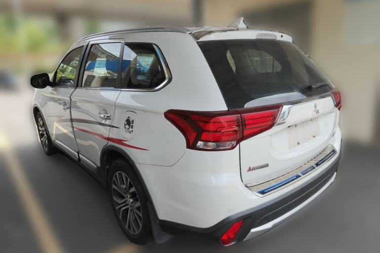 Used Mitsubishi Outlander 2016 2.4L 4x4 Luxury Edition 7-Seater Rear Left 45 Deg