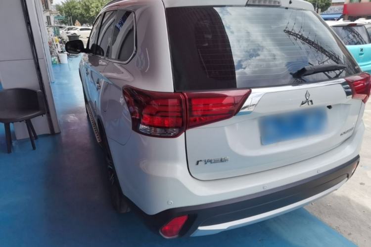 Used Mitsubishi Outlander 2016 2.4L 4x4 Luxury Edition 7-Seater Rear Left 45 Deg