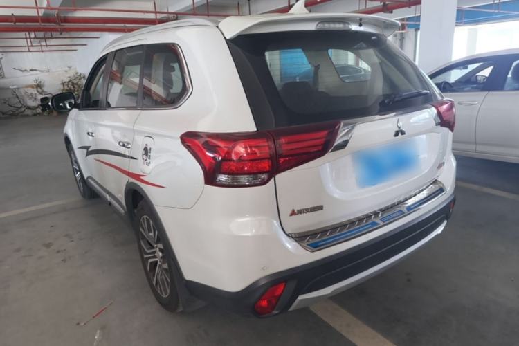 Used Mitsubishi Outlander 2016 2.4L 4x4 Luxury Edition 7-Seater Rear Left 45 Deg