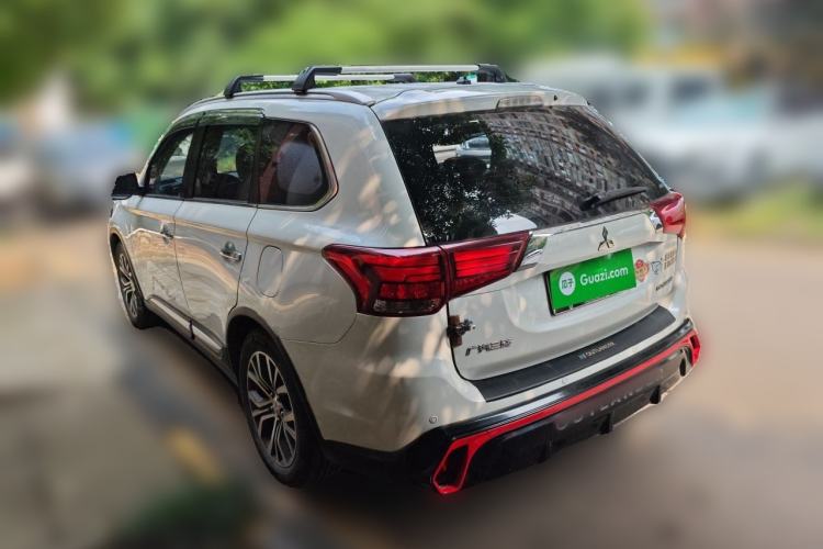 Used Mitsubishi Outlander 2016 2.4L 4x4 Luxury Edition 7-Seater Rear Left 45 Deg