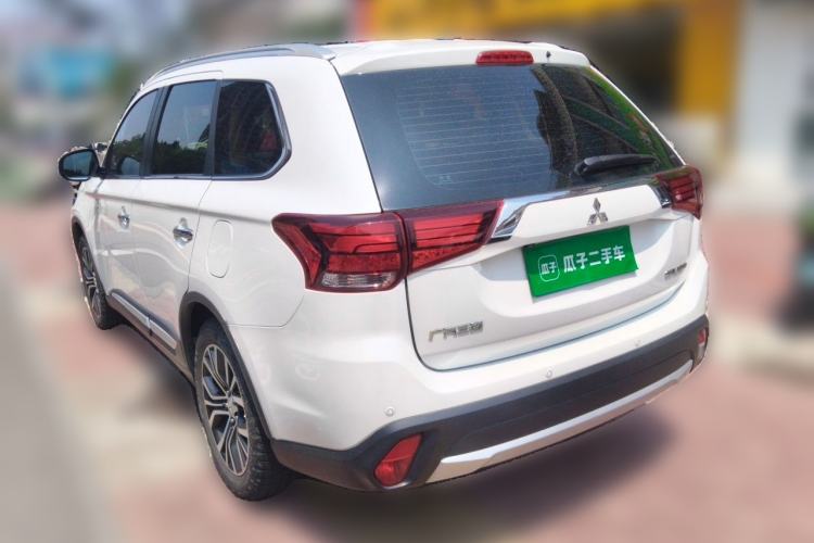 Used Mitsubishi Outlander 2016 2.4L 4x4 Luxury Edition 7-Seater Rear Left 45 Deg