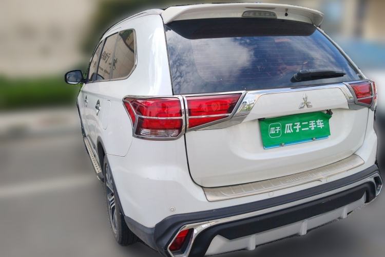 Used Mitsubishi Outlander 2016 2.4L 4x4 Luxury Edition 7-Seater Rear Left 45 Deg