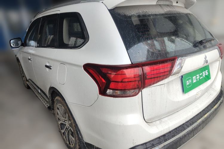 Used Mitsubishi Outlander 2016 2.4L 4x4 Luxury Edition 7-Seater Rear Left 45 Deg