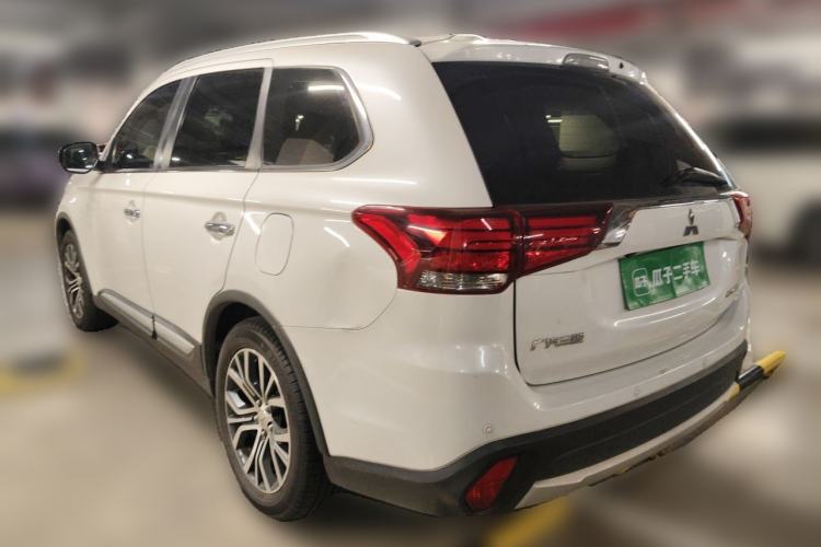 Used Mitsubishi Outlander 2016 2.4L 4x4 Luxury Edition 7-Seater Rear Left 45 Deg