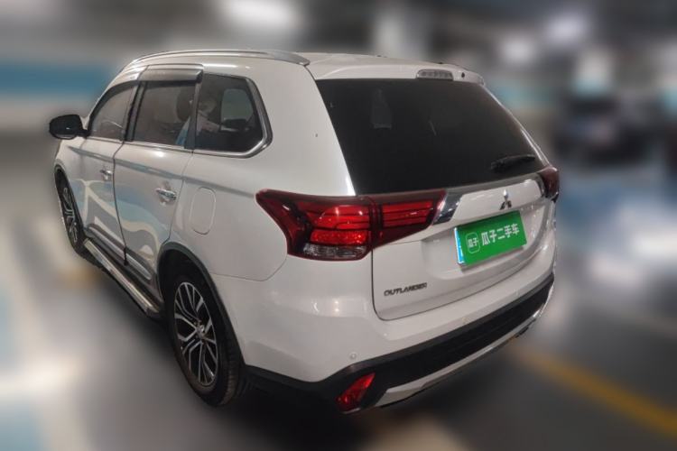 Used Mitsubishi Outlander 2016 2.4L 4x4 Elite Edition 7-Seater Rear Left 45 Deg