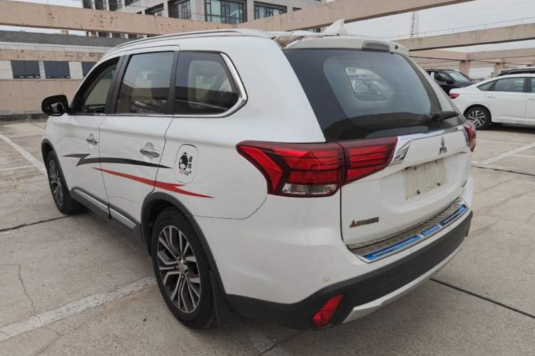 Used Mitsubishi Outlander 2016 2.4L 4x4 Luxury Edition 7-Seater Rear Left 45 Deg