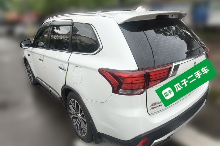 Used Mitsubishi Outlander 2016 2.4L 4x4 Luxury Edition 7-Seater Rear Left 45 Deg