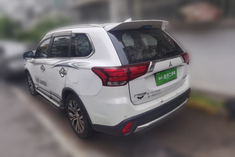 Used Mitsubishi Outlander 2016 2.4L 4x4 Luxury Edition 7-Seater Rear Left 45 Deg