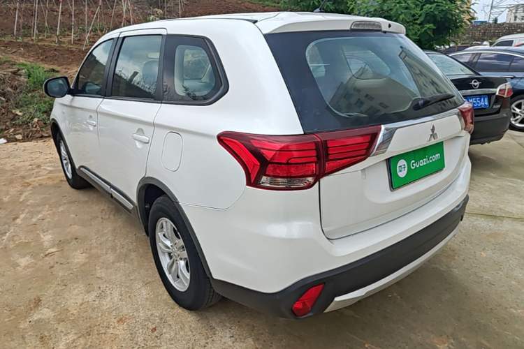 Used Mitsubishi Outlander 2016 2.0L Two-Wheel Drive Fashion Edition 5 Seats Rear Left 45 Deg