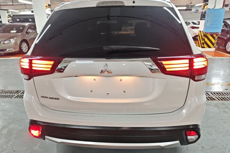 Used Mitsubishi Outlander 2016 2.0L Two-Wheel Drive Value Edition 5 Seats Rear